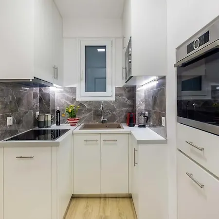 A Newly Fully Renovated Apartment *